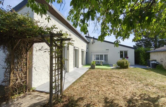 Maison Maison plain-pied avec garage et jardin. à Châteaudun